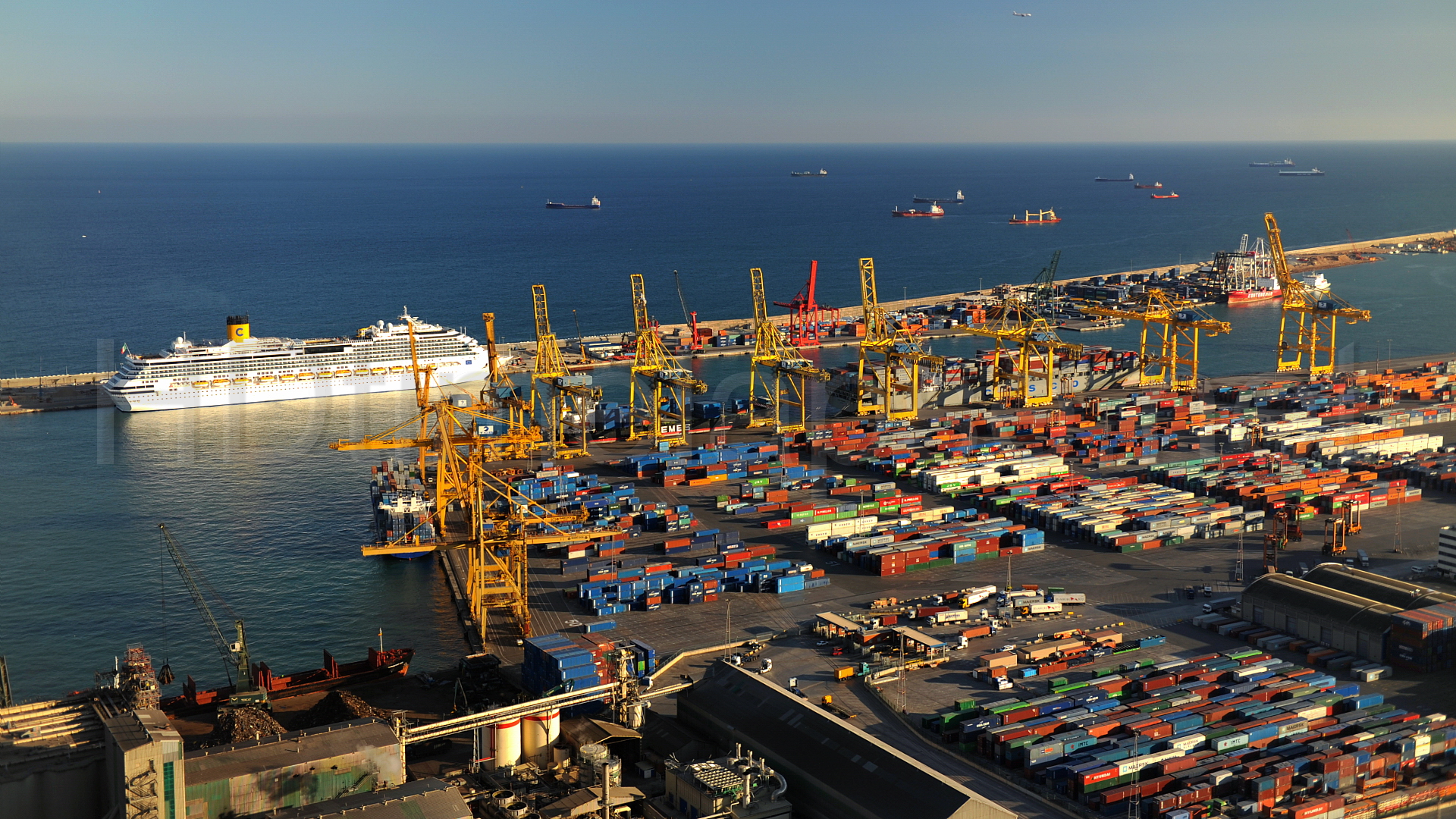container-terminal-wallpapers-28526-1212252 (1)